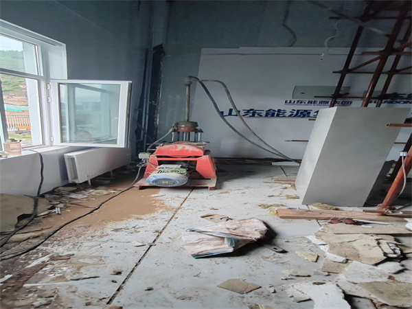 莺歌海镇地基基础下沉墙体裂缝加固注浆顶升施工