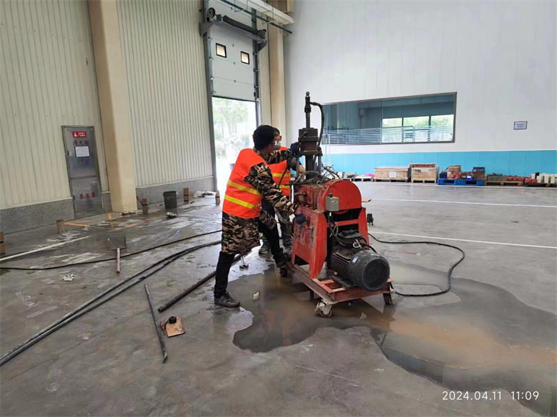 莺歌海镇厂房地面下沉塌陷注浆加固施工